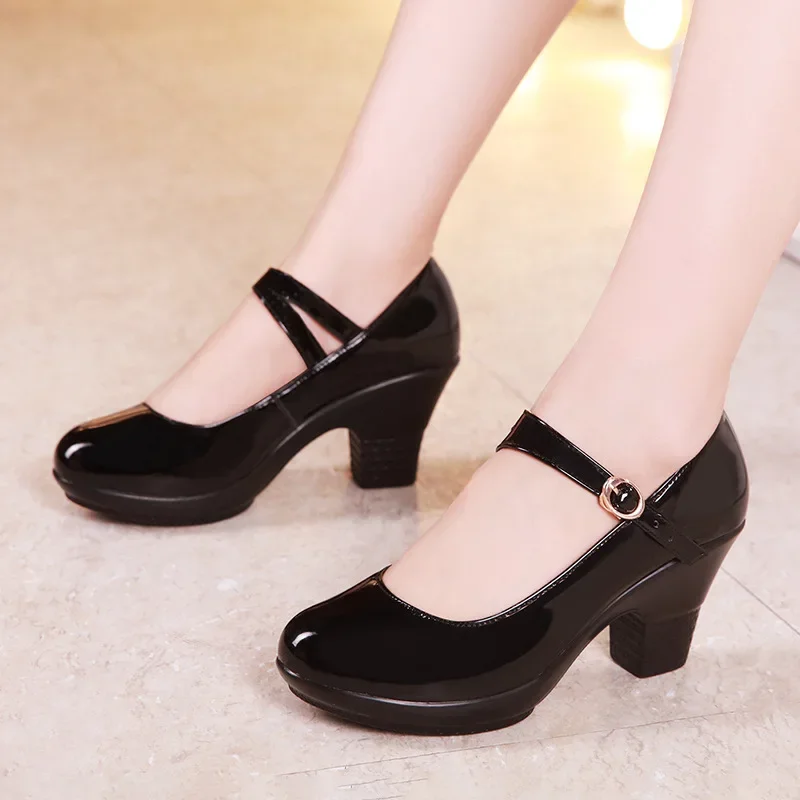 Small Size 32-43 Medium Block  - Patent Leather Pump reseña y precio